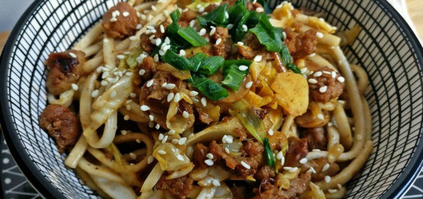 Udon sautés aux légumes et aux protéines de soja texturées