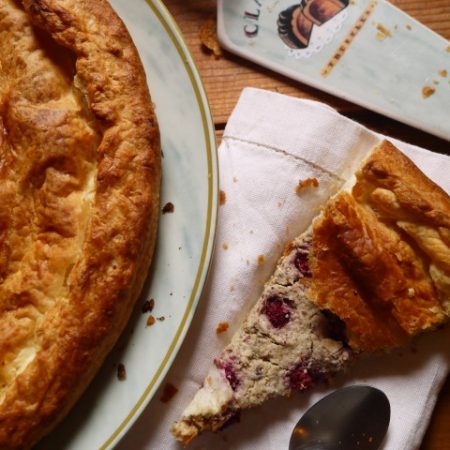 Galette des rois végétale pistaches et framboises