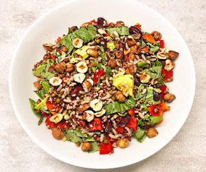 Salade riz haricots rouges noisettes sauce sésame
