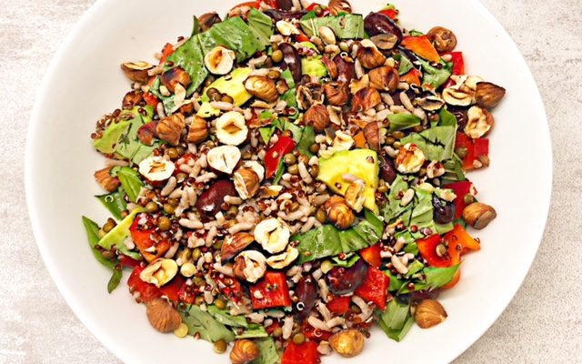 Salade riz haricots rouges noisettes sauce sésame