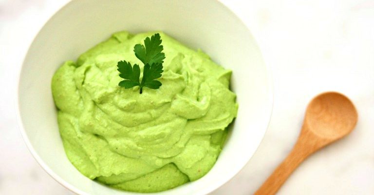 Crème “fromagère” aux petits pois, gingembre et persil