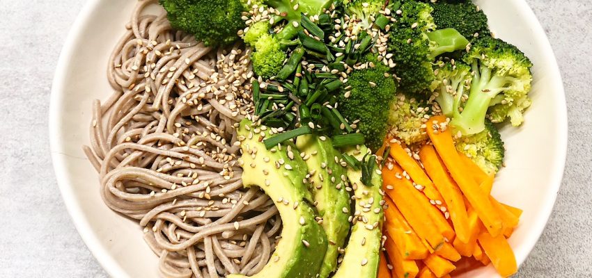 Nouilles soba légumes sauce tamari curry