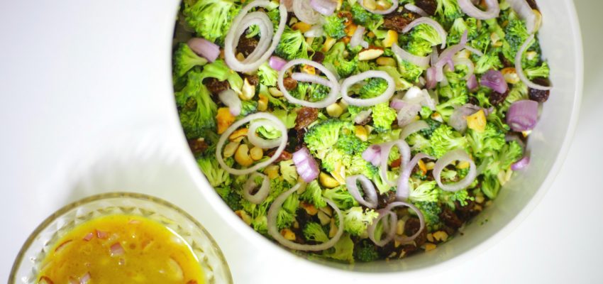 Salade de brocoli cru et sa sauce échalote sucrée-salée