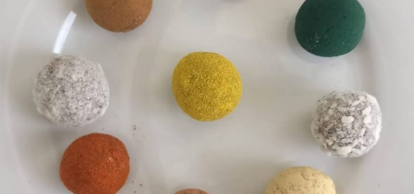 Energy balls cacao, curcuma et matcha