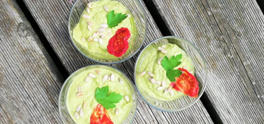 Crème végétale crue de courgettes aux épices