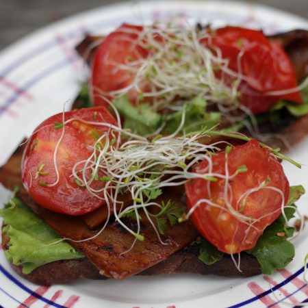 Bruschetta de seitan grillé au barbecue et sa sauce barbecue maison