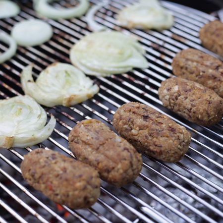 Saucisses végétales maison cuites au barbecue