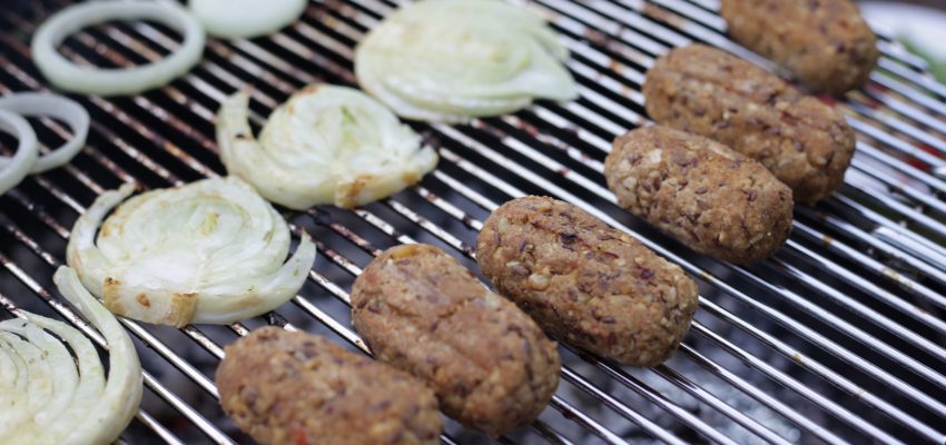 Saucisses végétales maison cuites au barbecue