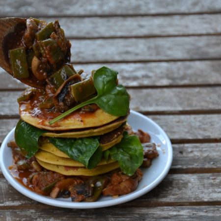 Pancakes salés servis avec un curry de légumes