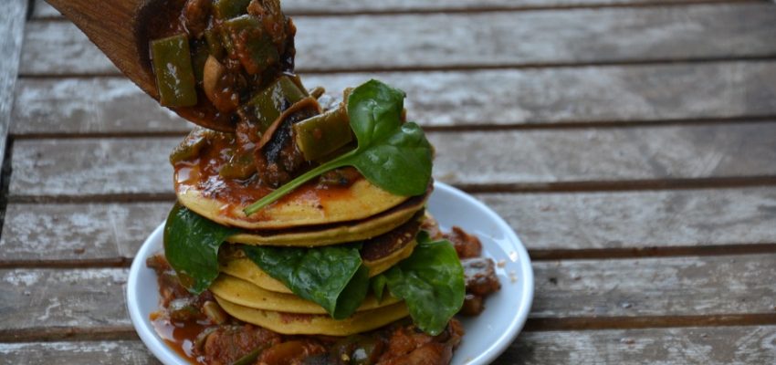 Pancakes salés servis avec un curry de légumes