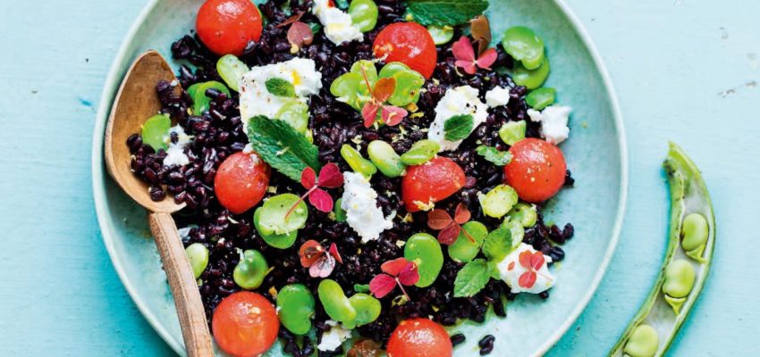 Salade de riz noir, fèves, pastèque