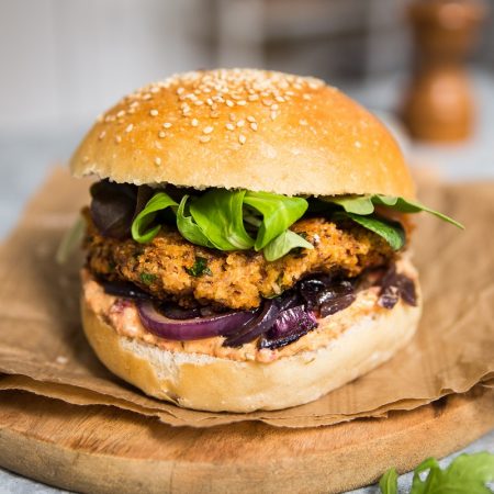 Burgers de haricots azuki et millet et oignons caramélisés