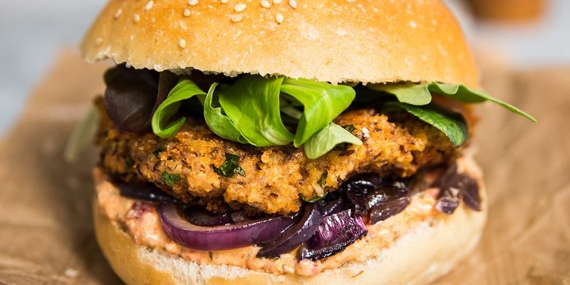 Burgers de haricots azuki et millet et oignons caramélisés