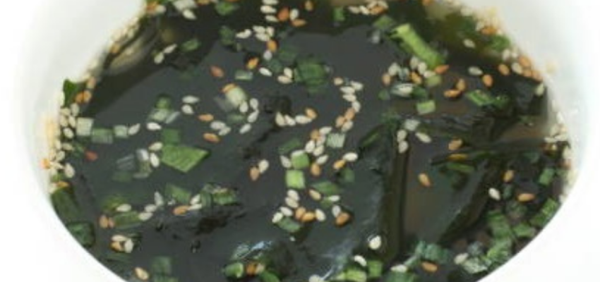 Soupe d’algues wakame et légumes